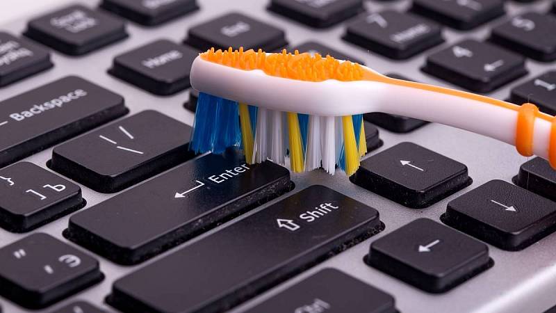 Zubní kartáček můžete využít v domácnosti i při čištění klávesnice