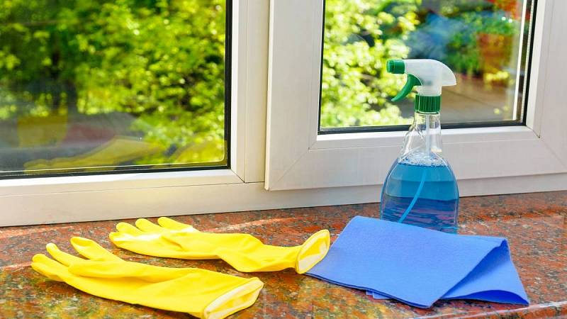 Při mytí oken nezapomeňte i na čištění okenních rámů nebo parapetů, včetně spodní strany