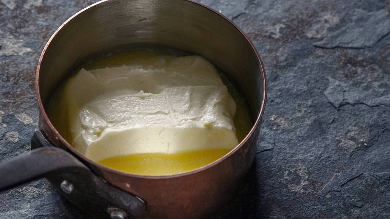 Máslo můžete nechat rozpustit různými způsoby, třeba horkou vodou
