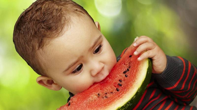dítě s melounem