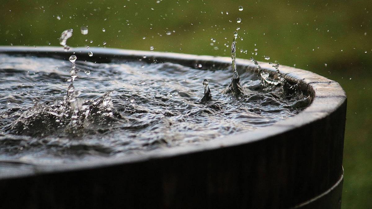 Využití dešťové vody v domácnosti: Tři věci, které s ní báječně uklidíte