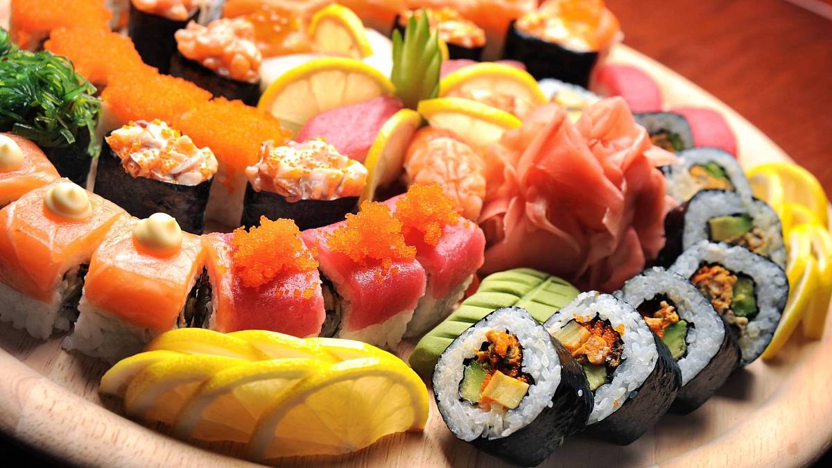 Sushi přímo láká k objevování nových chutí během dovolené, obezřetnost je však na místě