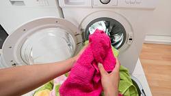 Praní ručníků může být věda: Ručníky by se měly prát jednou za pár dnů v závislosti na tom, jak často je používáte