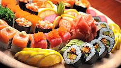 Sushi přímo láká k objevování nových chutí během dovolené, obezřetnost je však na místě