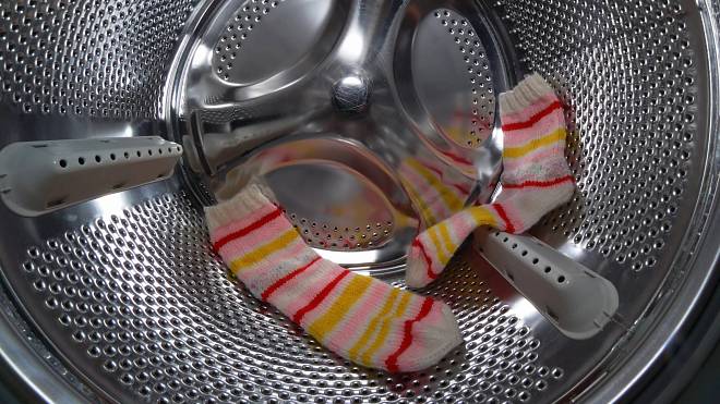 Ponožkový únos z pračky odhalen: Jak gumová příšera polyká vaše oblíbené páry